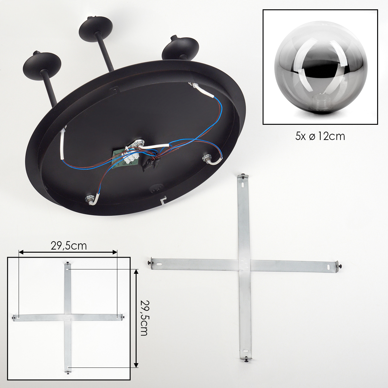 Schwarze Deckenlampe mit drei Armen, mit kreuzförmiger Halterung und Kugel. Abmessungen sind angegeben.
