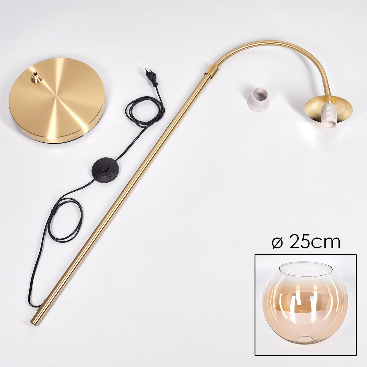 Eine zerlegte goldene Stehlampe mit schwarzem Kabel und rundem Sockel. Eine Glasschale ist ebenfalls abgebildet. Weißer Hintergrund.