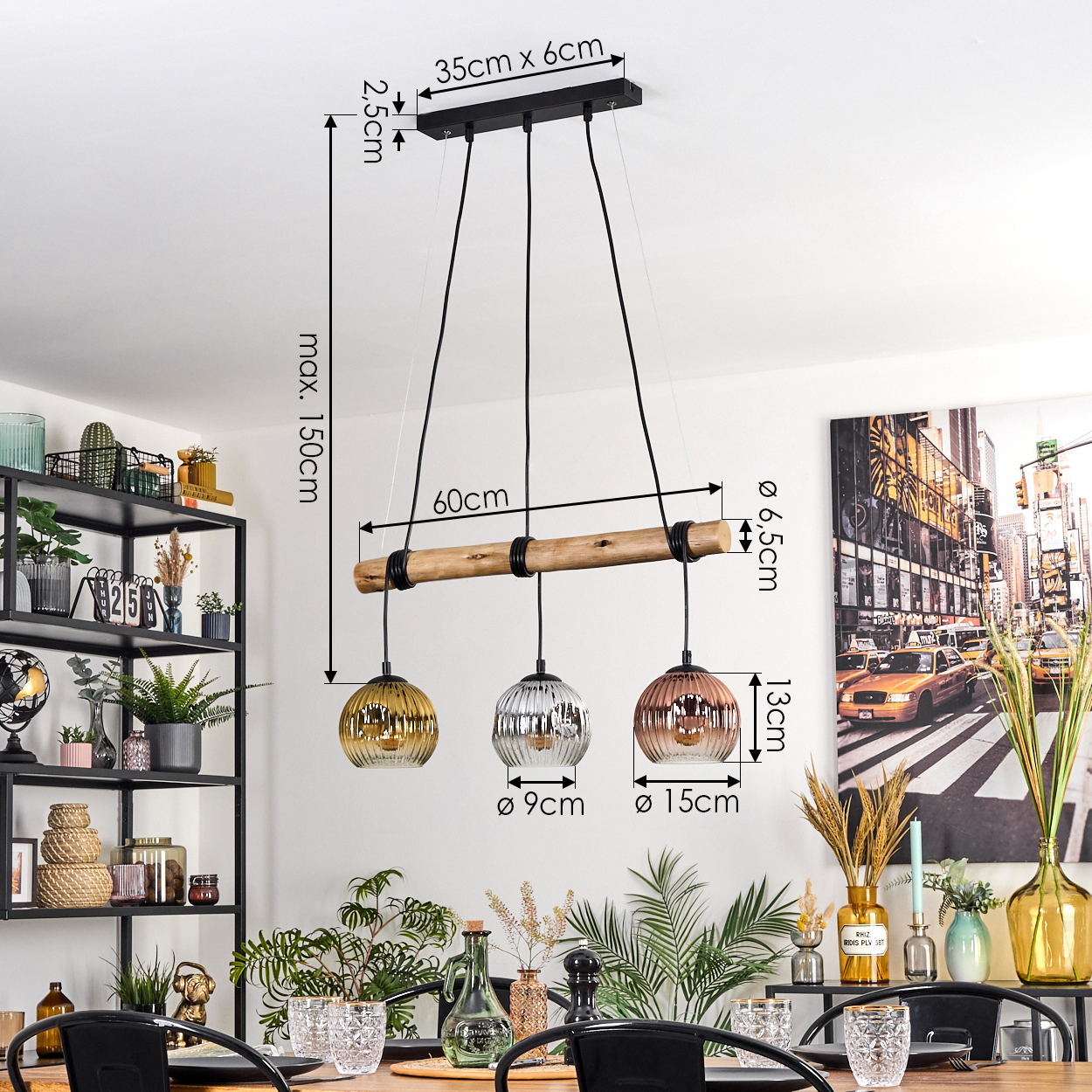 Ein modernes Esszimmer mit einer Hängelampe mit drei Glasschirmen. Das Zimmer hat einen Tisch und Stühle sowie ein Stadtbildgemälde an der Wand.