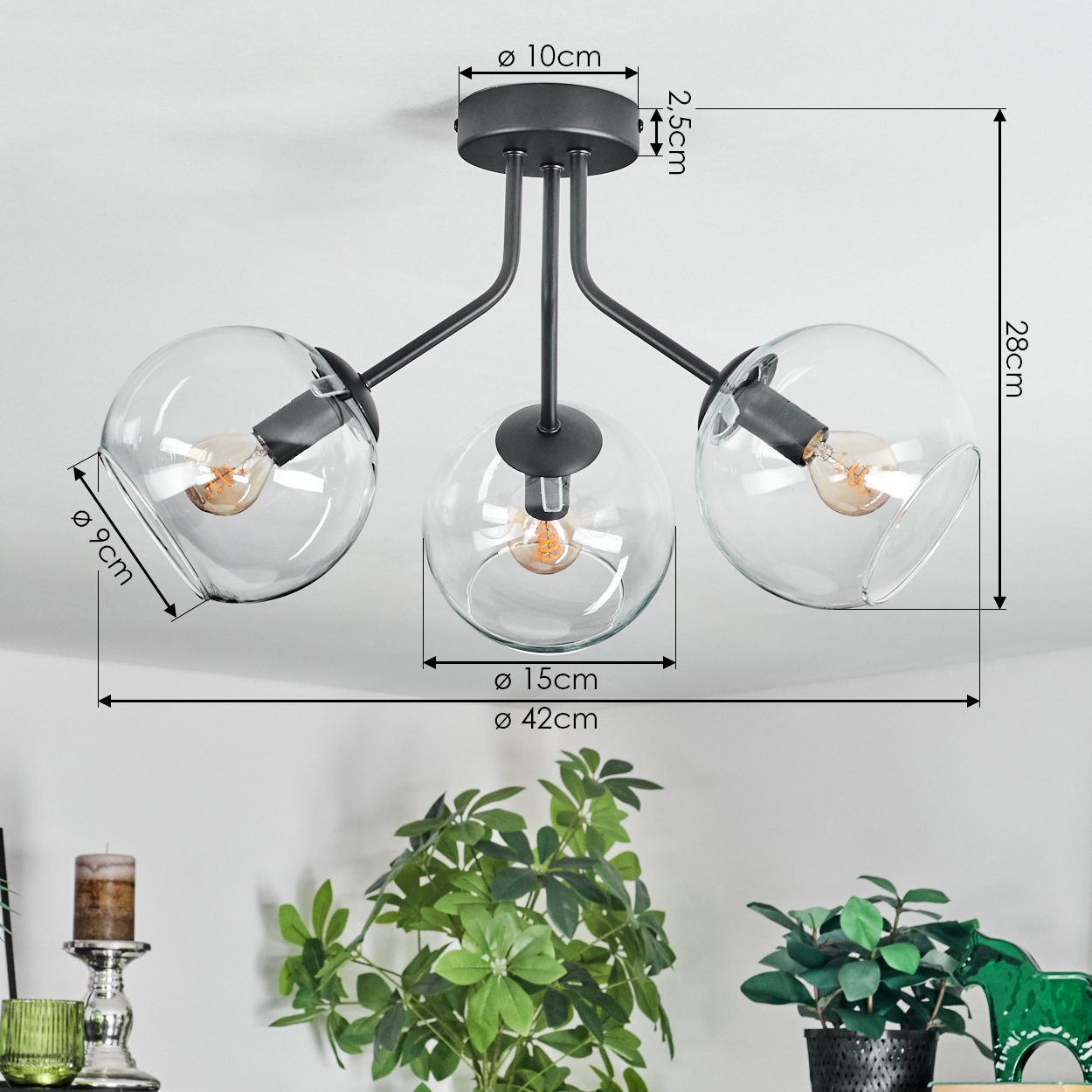 Eine moderne Deckenlampe mit drei Glaskugeln. Die Lampe ist schwarz und die Glühbirnen sind sichtbar. Maße sind auch im Bild angegeben.