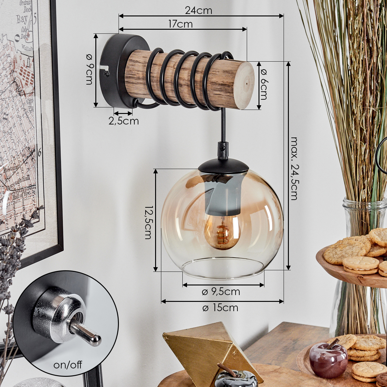 Eine Wandlampe mit Holzsockel, Glasschirm und sichtbarer Glühbirne an einer weißen Wand. Der Schalter befindet sich unten links.