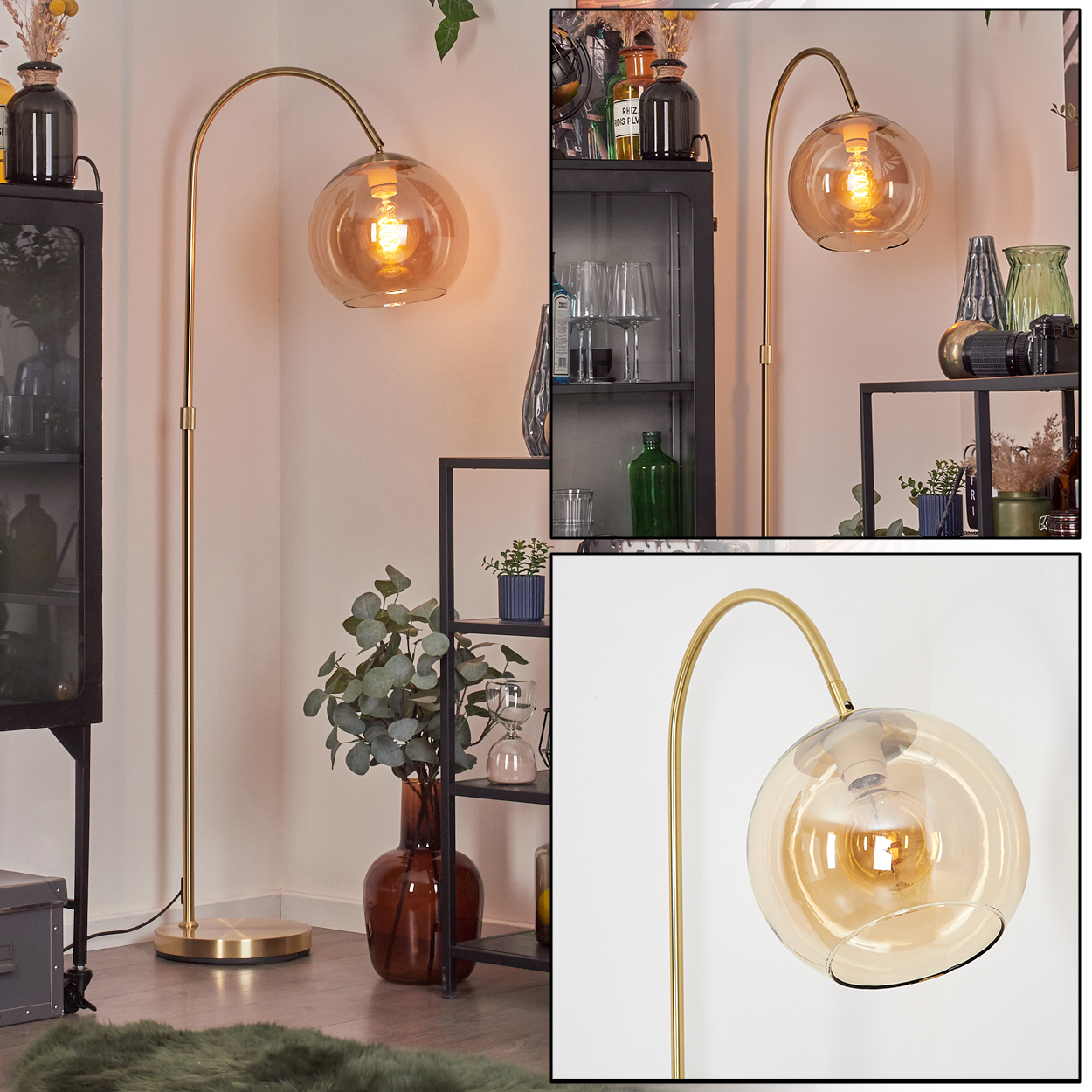 Eine goldene Stehlampe mit rundem, bernsteinfarbenem Glasschirm. Die Szene umfasst Regale mit Vasen und Pflanzen sowie einen zotteligen grünen Teppich.