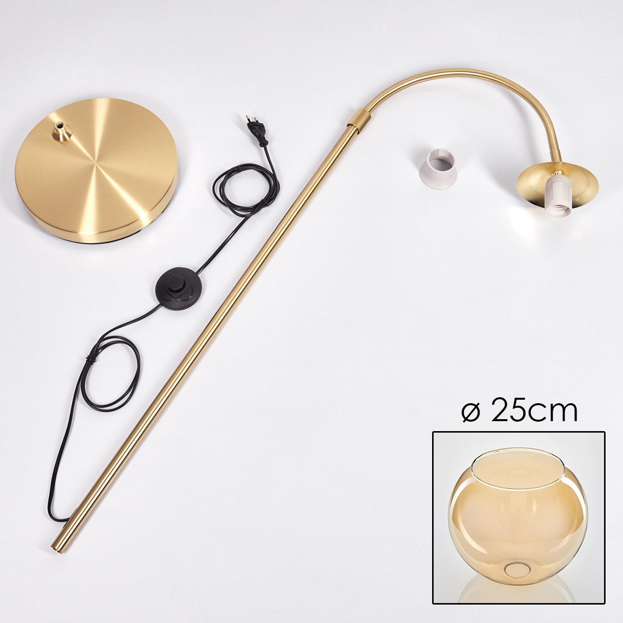 Eine zerlegte goldene Stehlampe mit schwarzem Kabel, Sockel und Lampenschirm. Eine zusätzliche kleine Glasschale ist vorhanden.