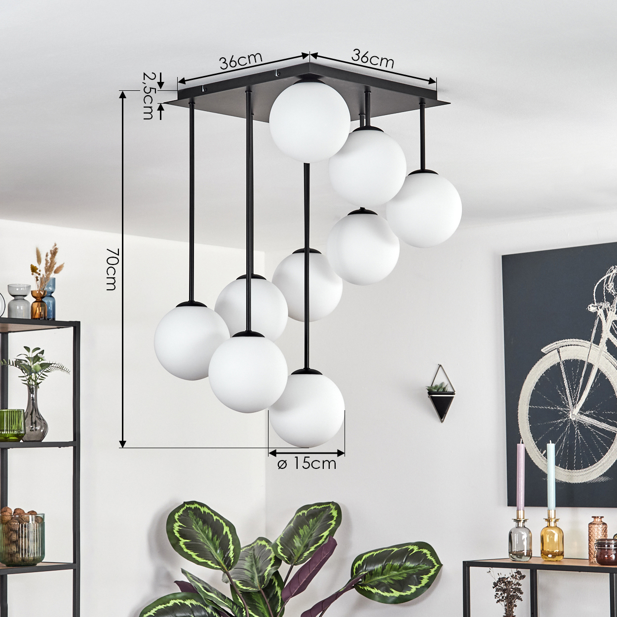 Eine moderne Deckenlampe mit neun weißen Kugelschirmen, schwarzen Stielen und einer quadratischen schwarzen Basis. Abmessungen sind angegeben.