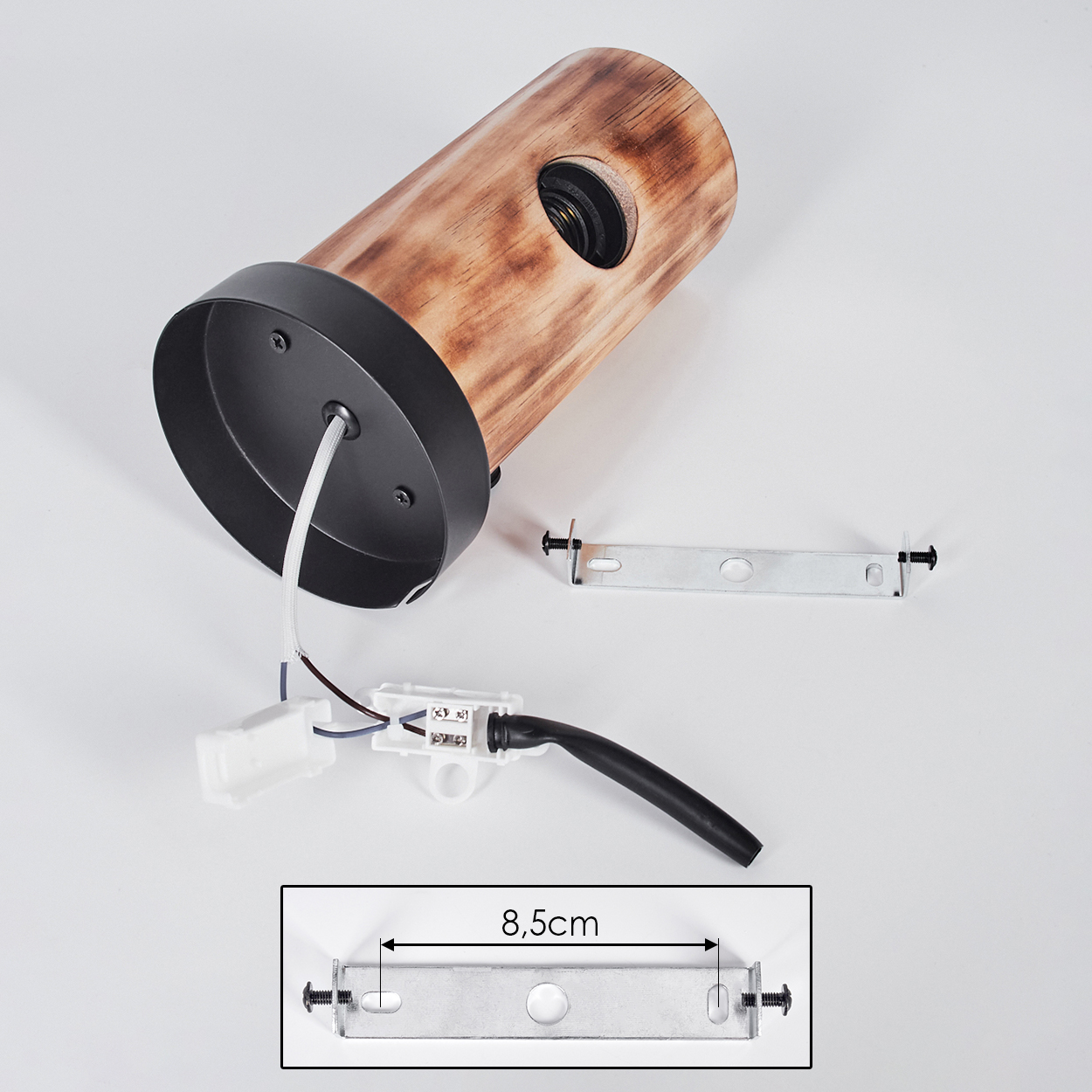 Eine Holzkörper-Lampe mit schwarzen Akzenten, Verkabelung und Metallhalterungen, von denen eine 8,5 cm lang ist.