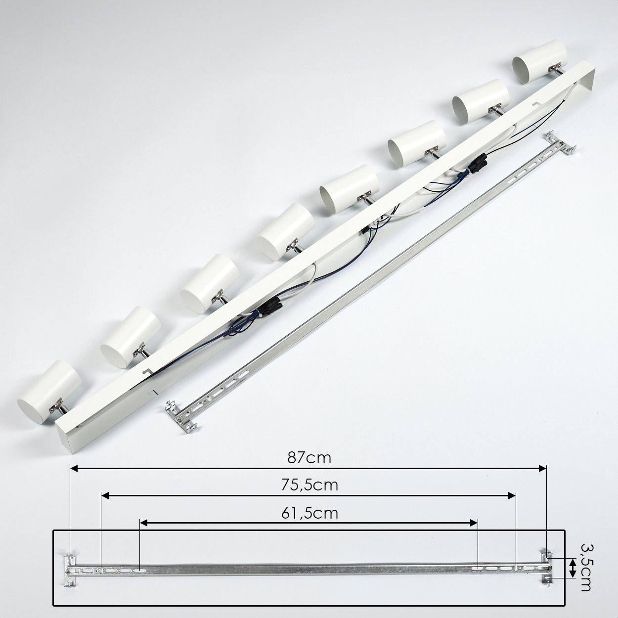Weiße Deckenleuchte mit acht zylindrischen Lampen, Metallschiene und Abmessungen. Drähte sind sichtbar. Der Hintergrund ist weiß.