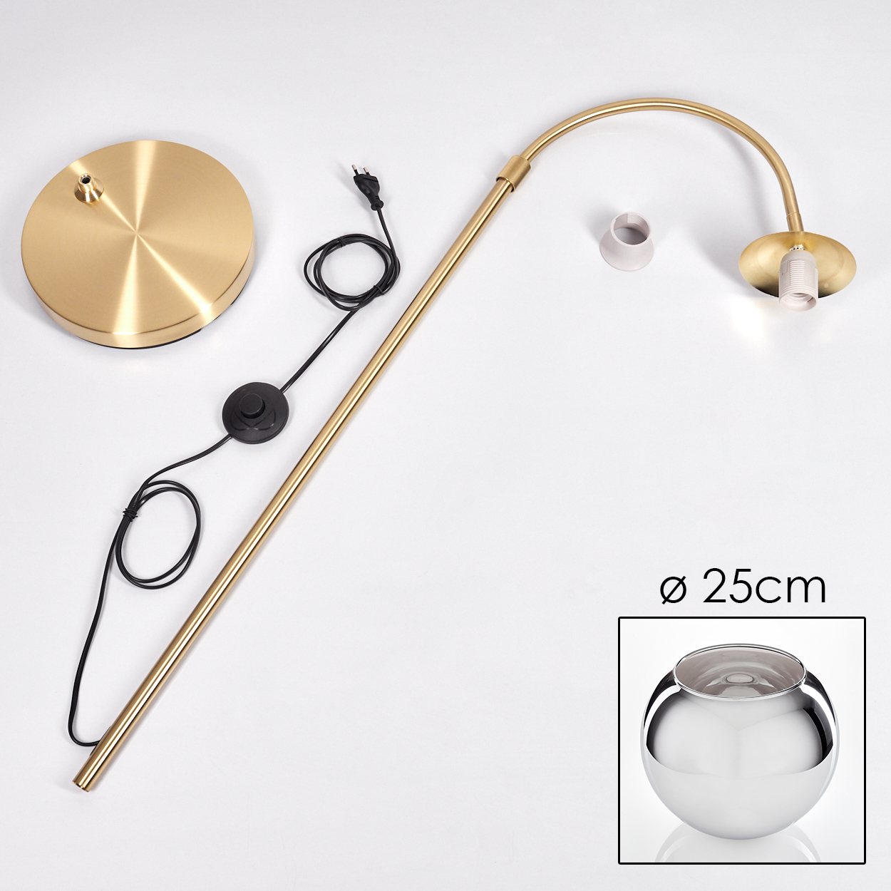 Eine zerlegte goldene Stehlampe mit schwarzem Kabel, Schalter und einer kleinen silbernen Schale, alles auf weißem Untergrund.