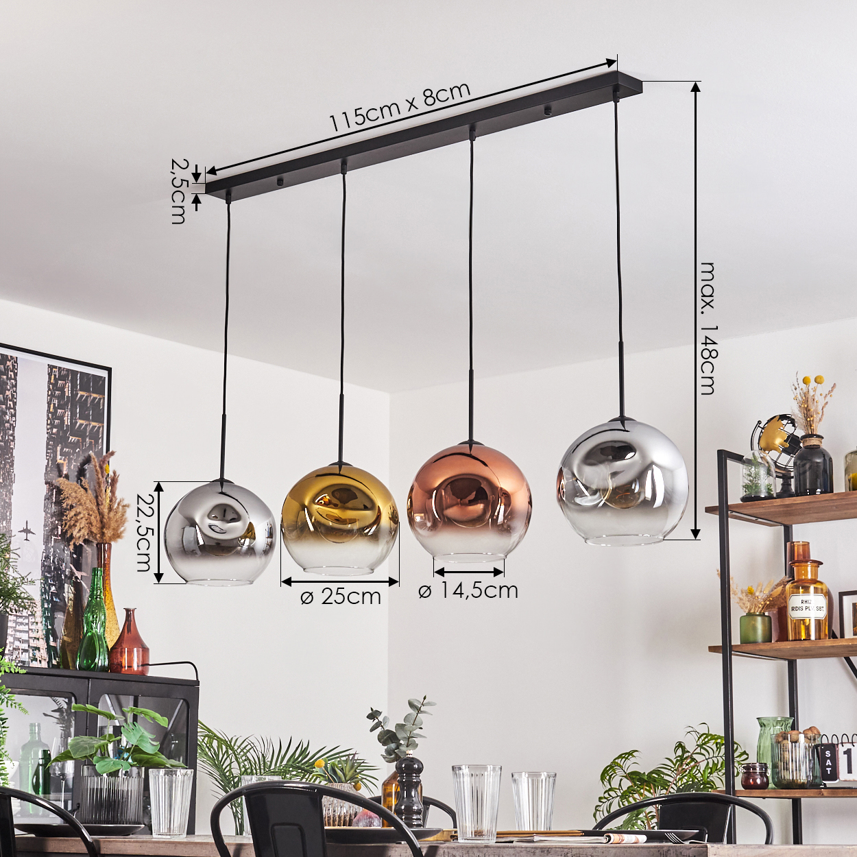 Vier kugelförmige Pendelleuchten, silber, gold, kupfer und silber, hängen an einer schwarzen Stange. Abmessungen sind angegeben.