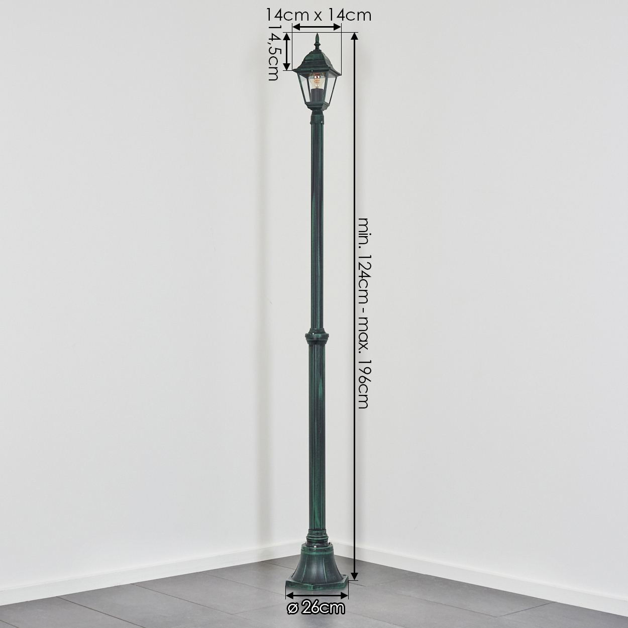Eine grüne Straßenlaterne steht in einer Ecke, Abmessungen werden angezeigt. Sie steht auf einem grauen Fliesenboden, dahinter ist eine weiße Wand.