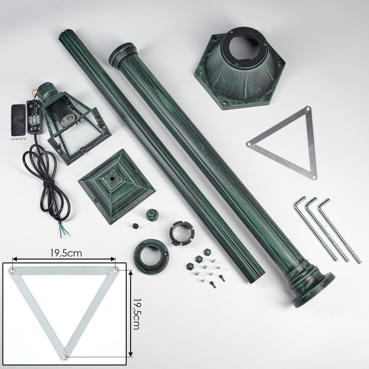 Zerlegte grüne Lampenpfosten. Enthält einen quadratischen Sockel, einen sechseckigen Deckel, Stangenabschnitte, Schrauben und einen dreieckigen Metallrahmen.
