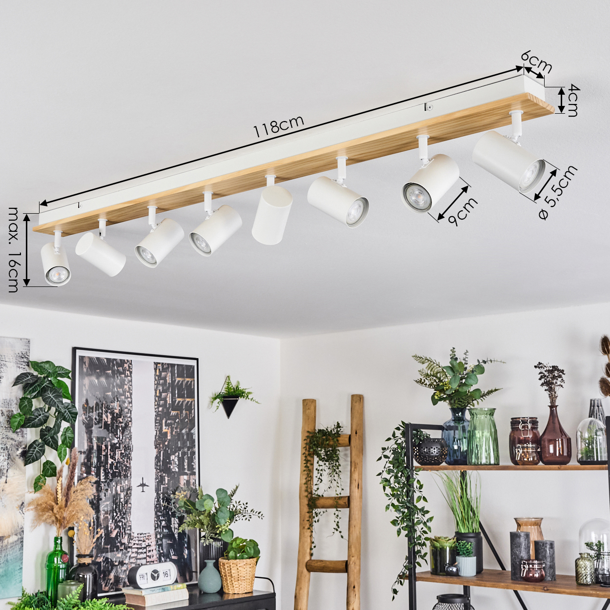Weiße Deckenstrahler an einem Holz- und weißen Balken. Abmessungen sind angegeben. Pflanzen und Deko im Hintergrund.