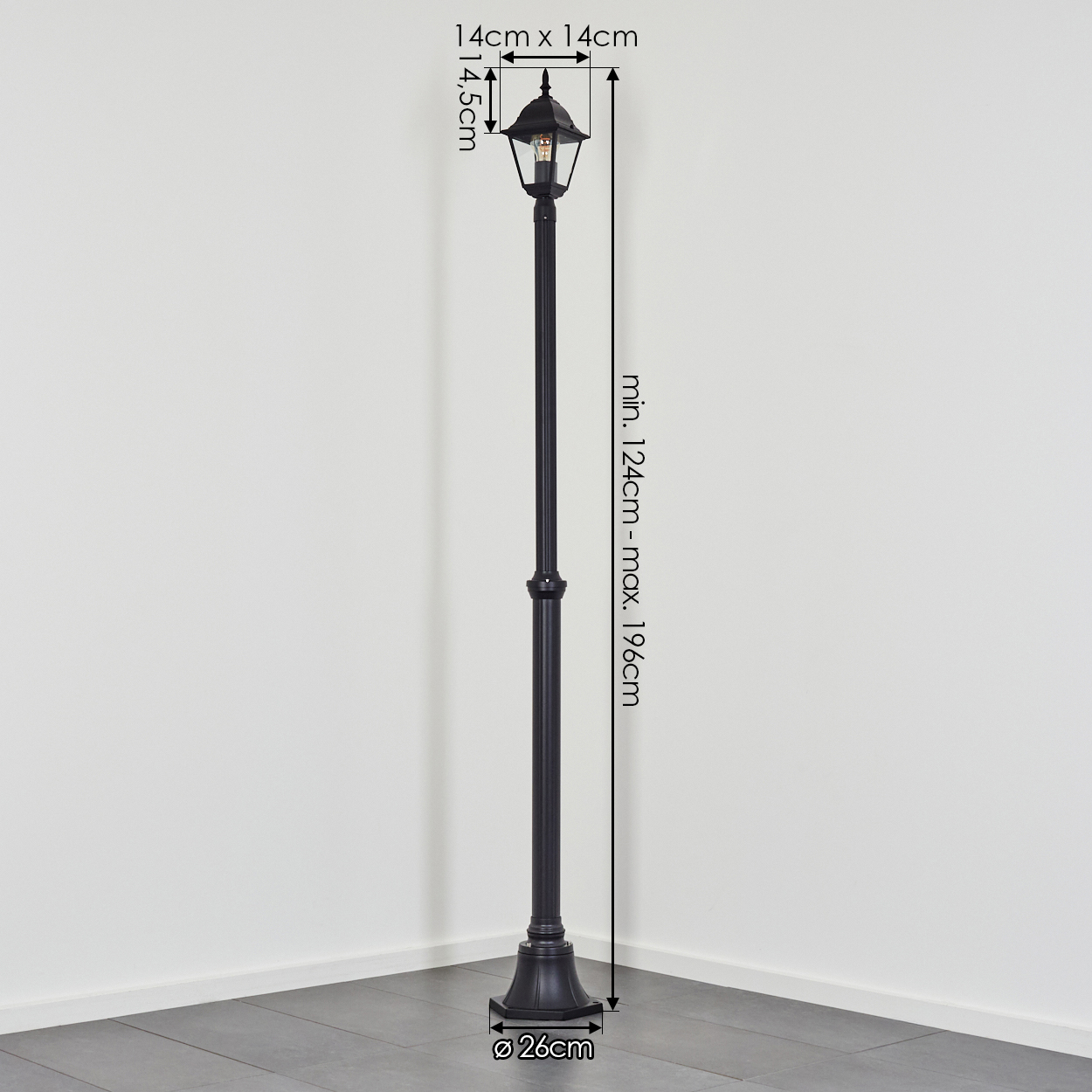 Eine schwarze Straßenlaterne steht in einer Ecke. Maße sind angegeben: 14cm x 14cm, 14,5cm, 124cm-196cm und 26cm.