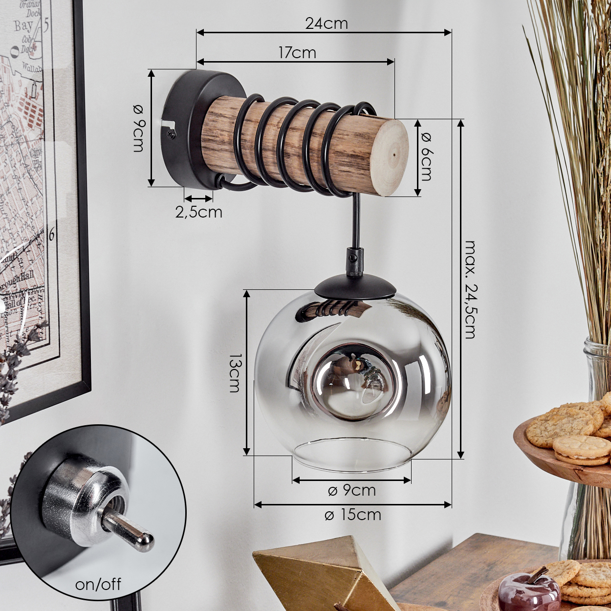 Eine Wandlampe mit Holzbalken und Glaskugel. Abmessungen sind angegeben. Ein/Aus-Schalter ist abgebildet. Hintergrund beinhaltet eine Karte und Kekse.