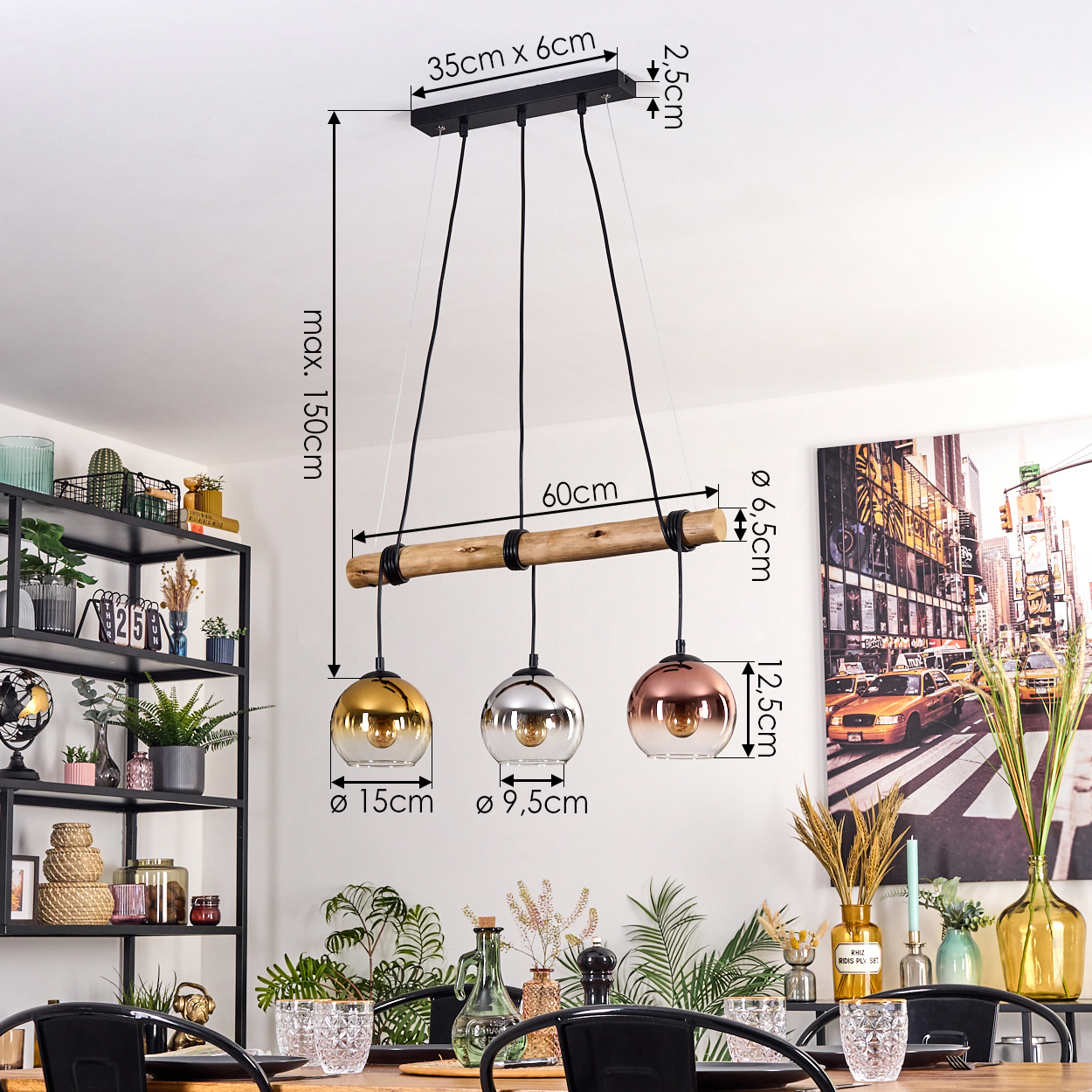 Ein modernes Esszimmer mit einer Hängelampe mit drei Glaskugeln. Verschiedene Pflanzen und ein Stadtgemälde sind ebenfalls zu sehen.