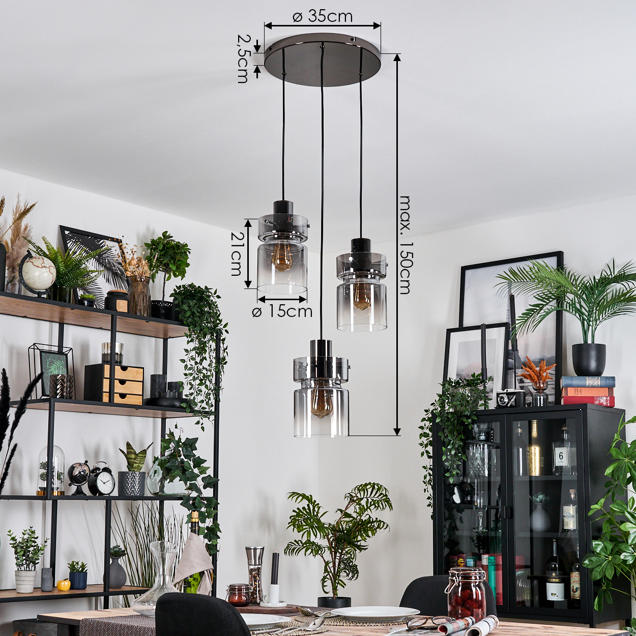 Ein modernes Esszimmer mit einem schwarzen Metallregal und einem schwarzen Schrank. Drei Pendelleuchten hängen von der Decke.