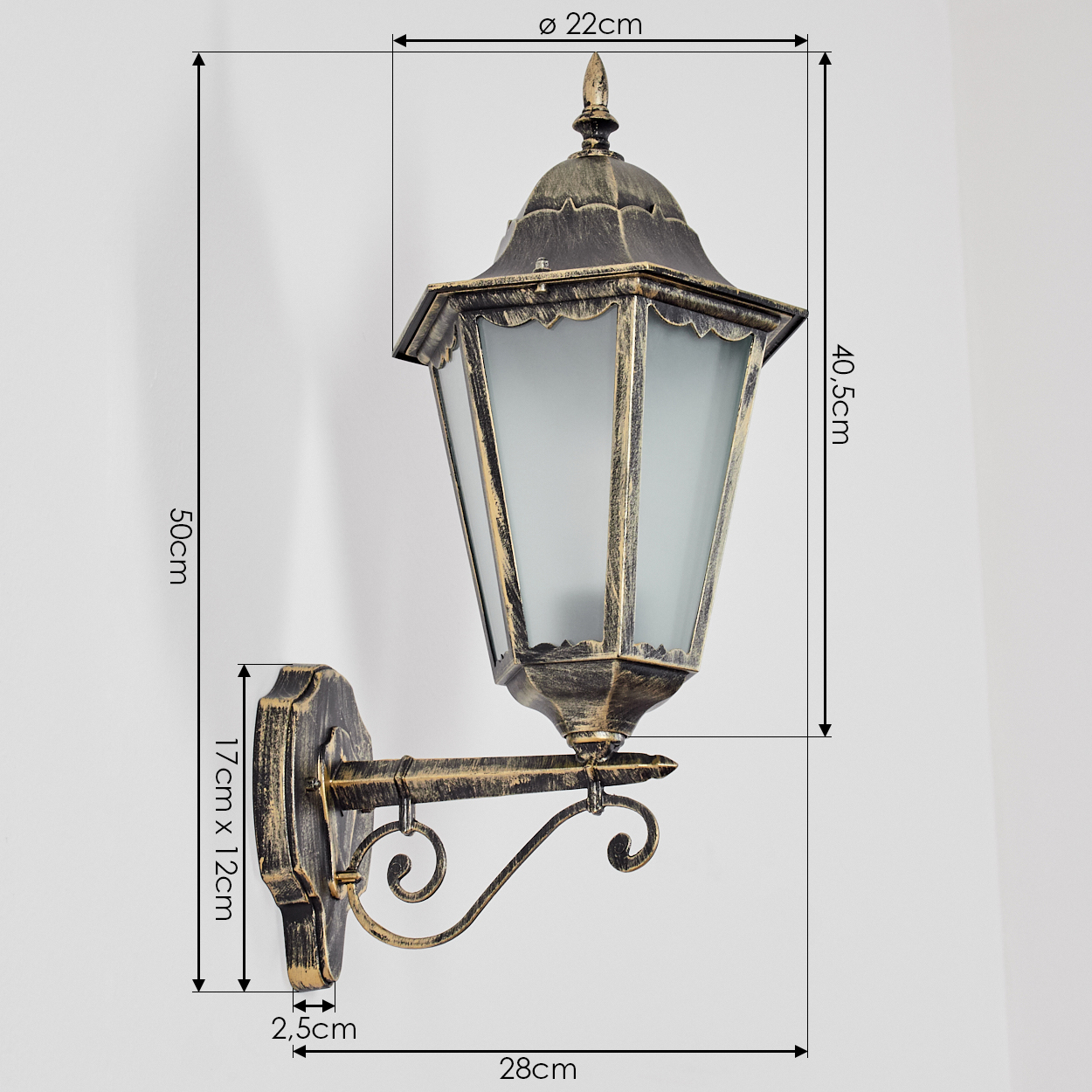 Eine antike Wandlampe mit Maßen. Sie hat eine Bronzefinish, einen Glasteil und ist an einer weißen Wand montiert.