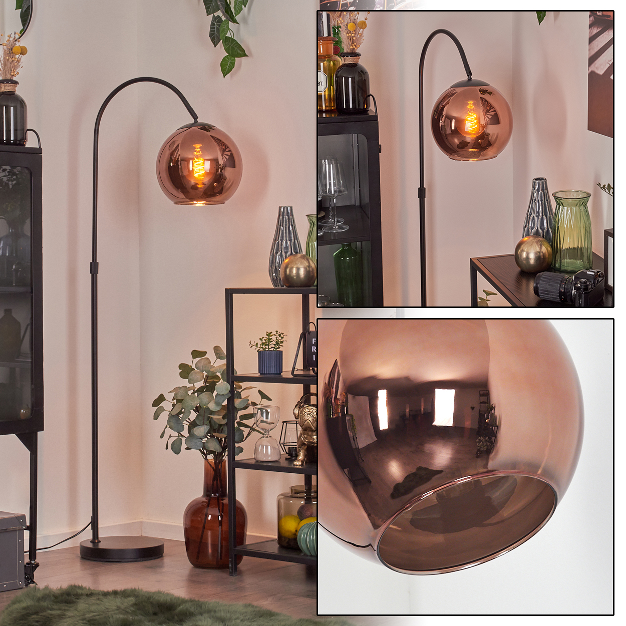 Eine moderne Stehlampe mit kupferfarbenem Kugelschirm. Sie steht in einem Raum mit Regalen, Vasen und einem grünen Teppich.