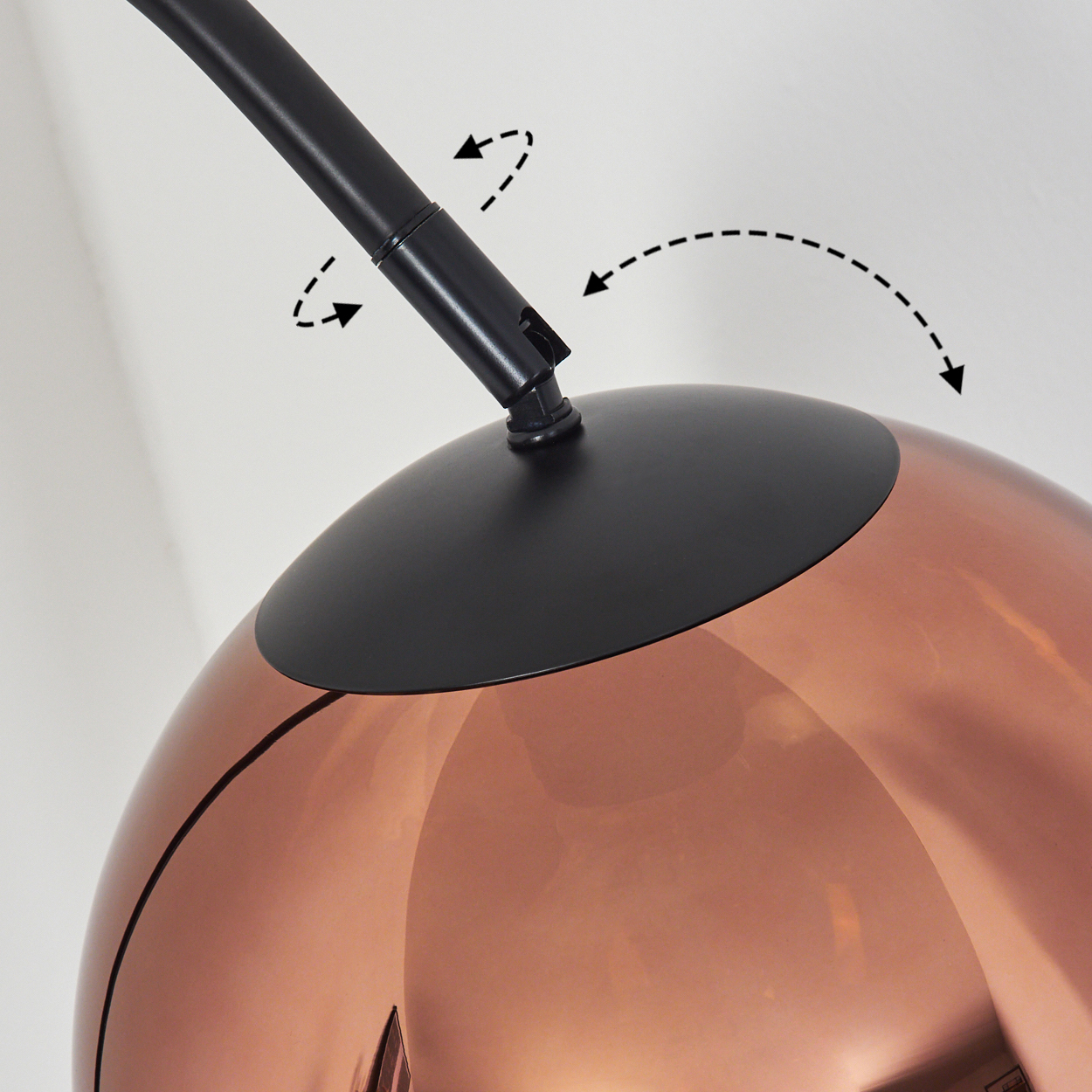 Eine moderne Lampe mit kupferfarbenem Schirm und schwarzem Arm. Pfeile zeigen Bewegung an. Weißer Hintergrund.