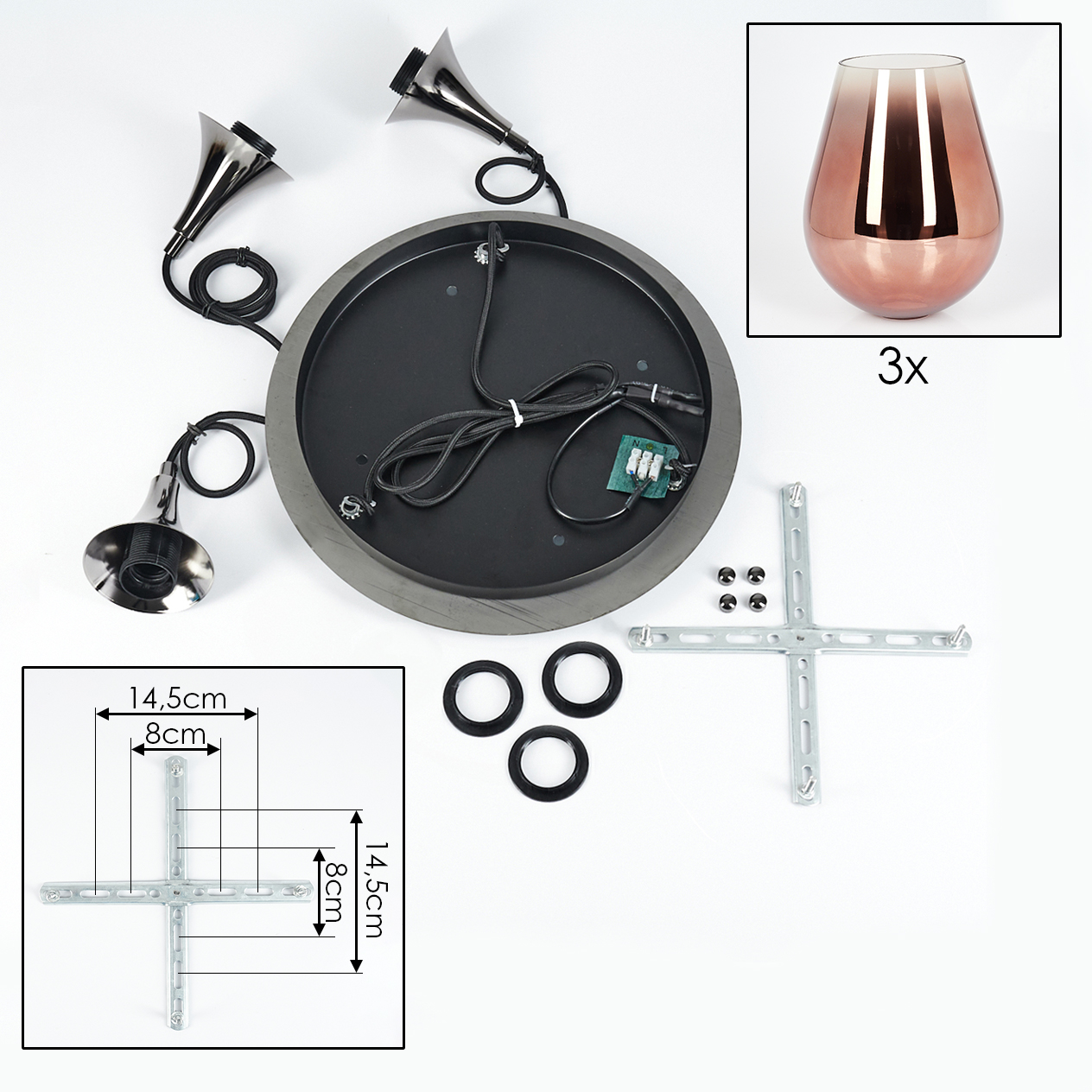 Eine zerlegte Lampe mit drei trompetenförmigen Lichtern, einem runden Sockel, Glasschirmen und Montagematerial auf weißem Untergrund.