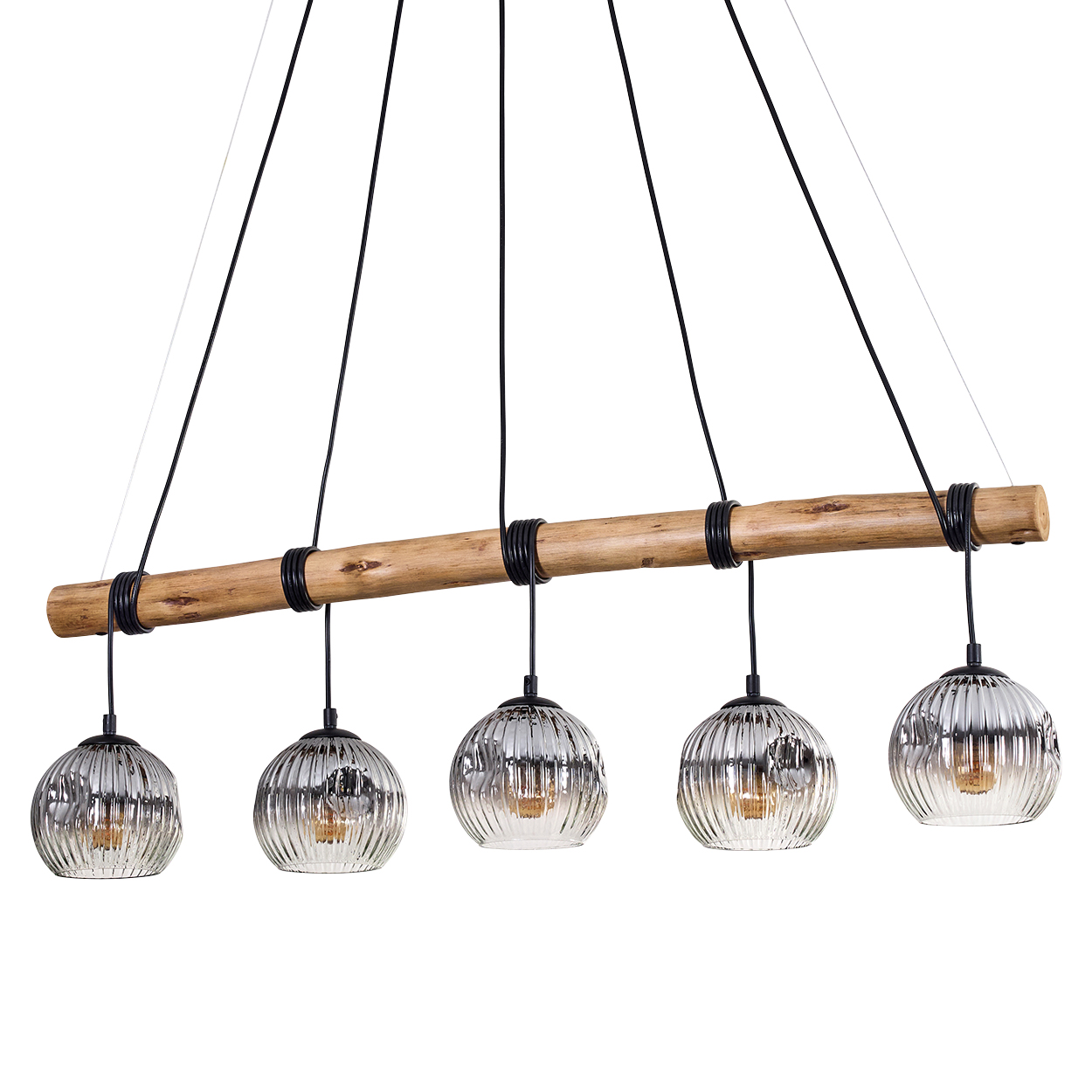 Eine moderne Pendelleuchte mit fünf Glaskugeln, die an einem Holzbalken hängen. Schwarze Kabel und weißer Hintergrund.