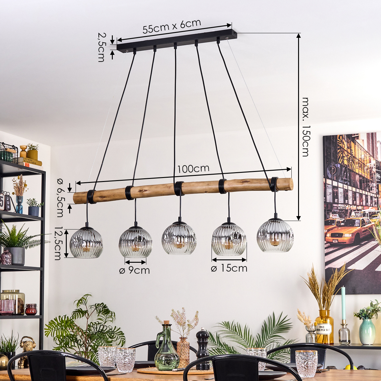 Eine moderne Pendelleuchte mit fünf Glasschirmen, die an einem Holzbalken hängen. Abmessungen sind im Bild angegeben.