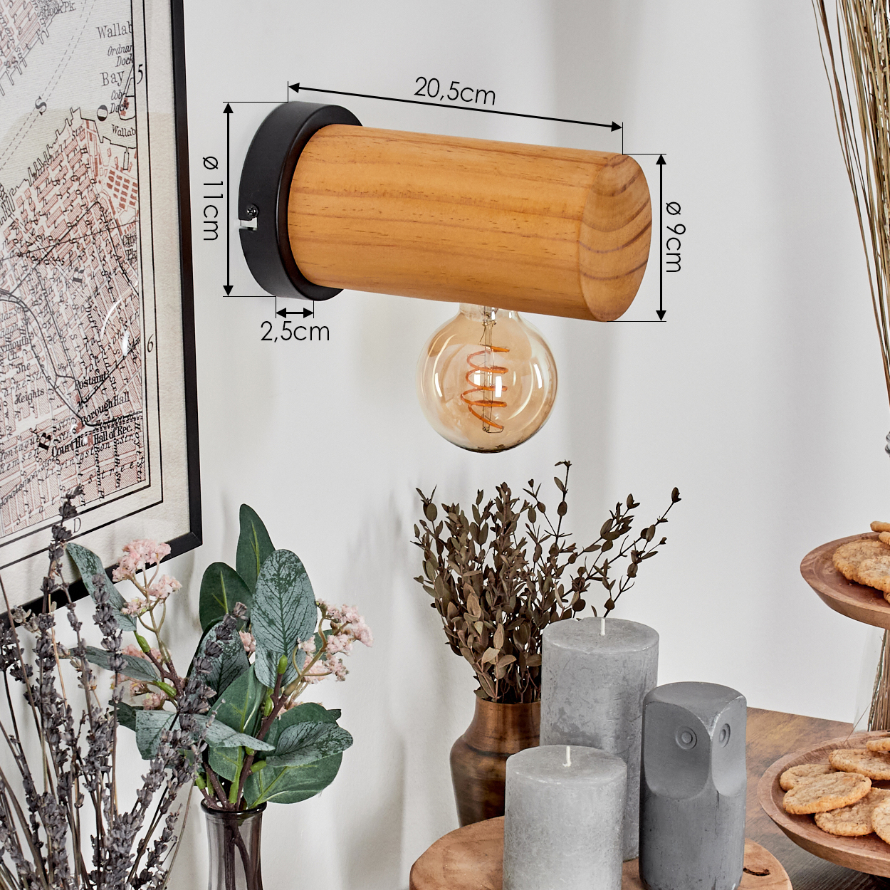 Holz-Wandlampe mit Glühbirne. Eine Karte, Blumen, Kerzen und Kekse stehen auf einem Tisch.