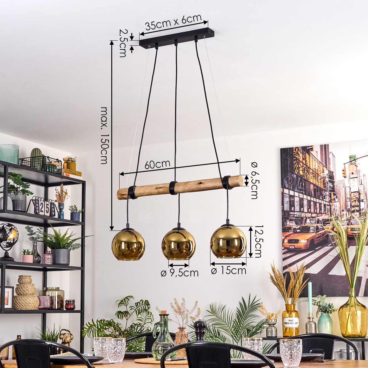 Eine moderne Hängelampe mit drei goldenen Kugeln hängt über einem Esstisch, der für eine Mahlzeit gedeckt ist, mit einem Stadtbild im Hintergrund.