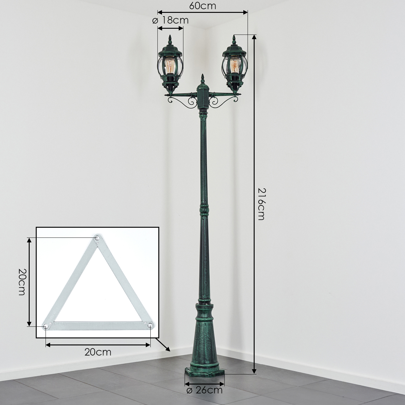 Eine grüne Straßenlaterne mit zwei Lichtern, Abmessungen sind angegeben. Ein metallisches Dreieck befindet sich unten links.