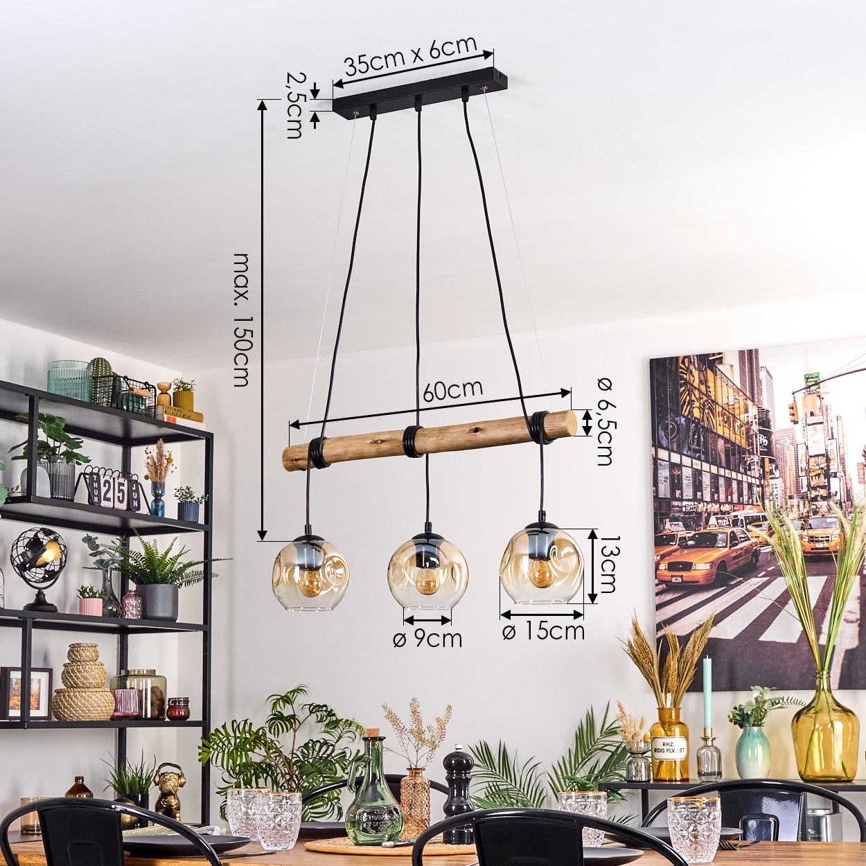 Ein modernes Esszimmer mit einer Hängelampe mit drei Glaskugeln. Ein Gemälde einer Stadtszene hängt an der Wand.
