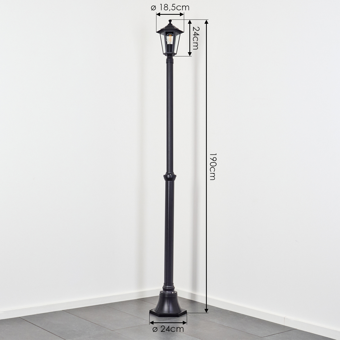 Eine schwarze Außenlaterne mit einer Laterne oben. Abmessungen sind beschriftet: 190 cm hoch, 24 cm Basis und 18,5 cm oben.