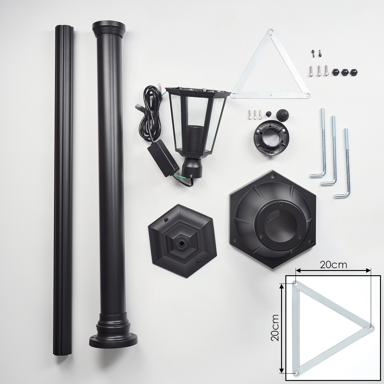 Zerlegte schwarze Solarlampenteile auf weißem Hintergrund: Pfahl, Lampenkopf, Sockel, Befestigungsmaterial und Metall-Dreieck. Abmessungen sind angegeben.