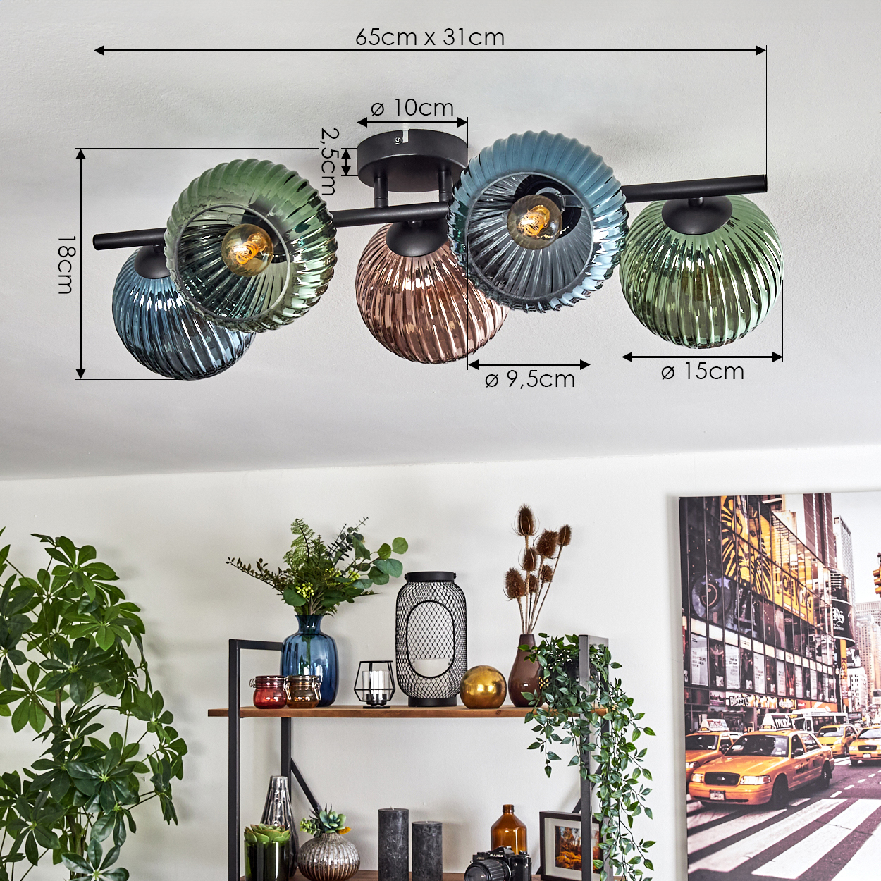 Deckenlampe mit 5 farbigen Glasschirmen. Darunter ein Regal mit Pflanzen, Kerzen und einem Bild von NYC-Taxis.