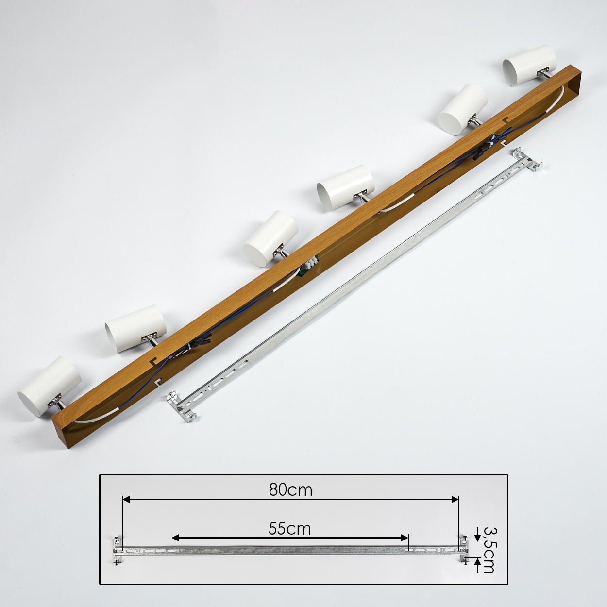 Eine hölzerne Lampe mit sechs weißen Strahlern. Daneben eine Metallhalterung. Ein Diagramm zeigt Abmessungen.