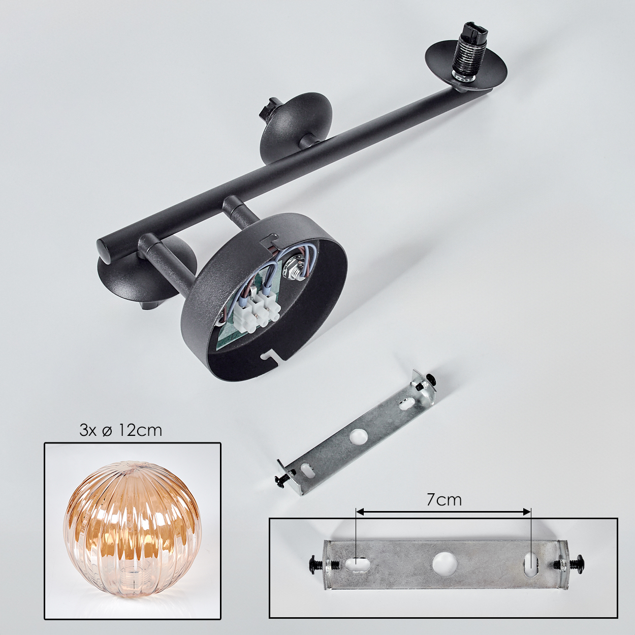 Zerlegte schwarze Lampe mit kugelförmiger Glaslampe und Metallhalterung auf weißer Oberfläche. Maße sind angegeben.
