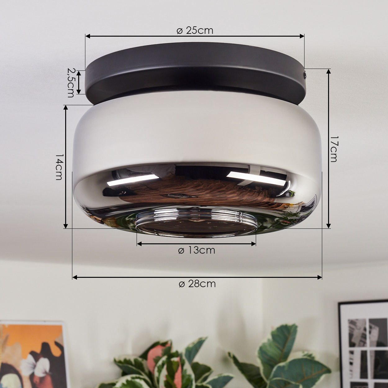 Eine moderne Deckenlampe mit schwarzem Oberteil, weißem Mittelteil und Chromboden. Maße werden mit Pfeilen und Text angezeigt.
