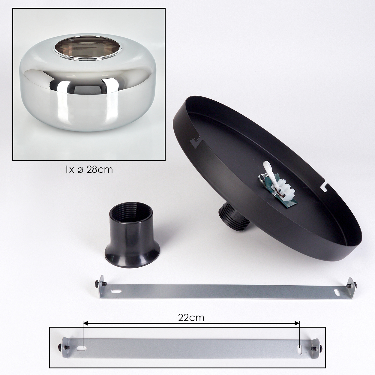Eine zerlegte Lampe mit Chromkuppel, schwarzem Sockel und Schirm, schwarzer Fassung und silberner Halterung.