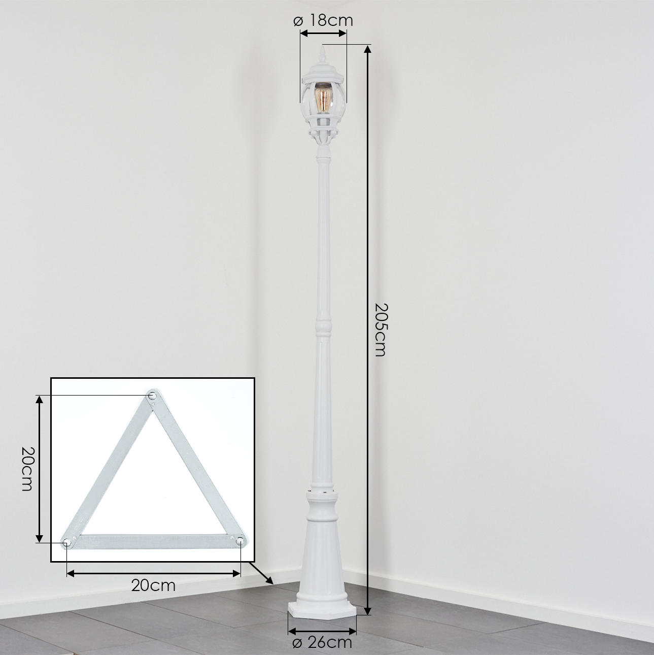 Eine weiße Straßenlaterne mit angegebenen Abmessungen. Ein Metall-Dreieck ist ebenfalls abgebildet. Der Lampenkopf ist 18 cm, der Pfosten 205 cm und die Basis 26 cm.