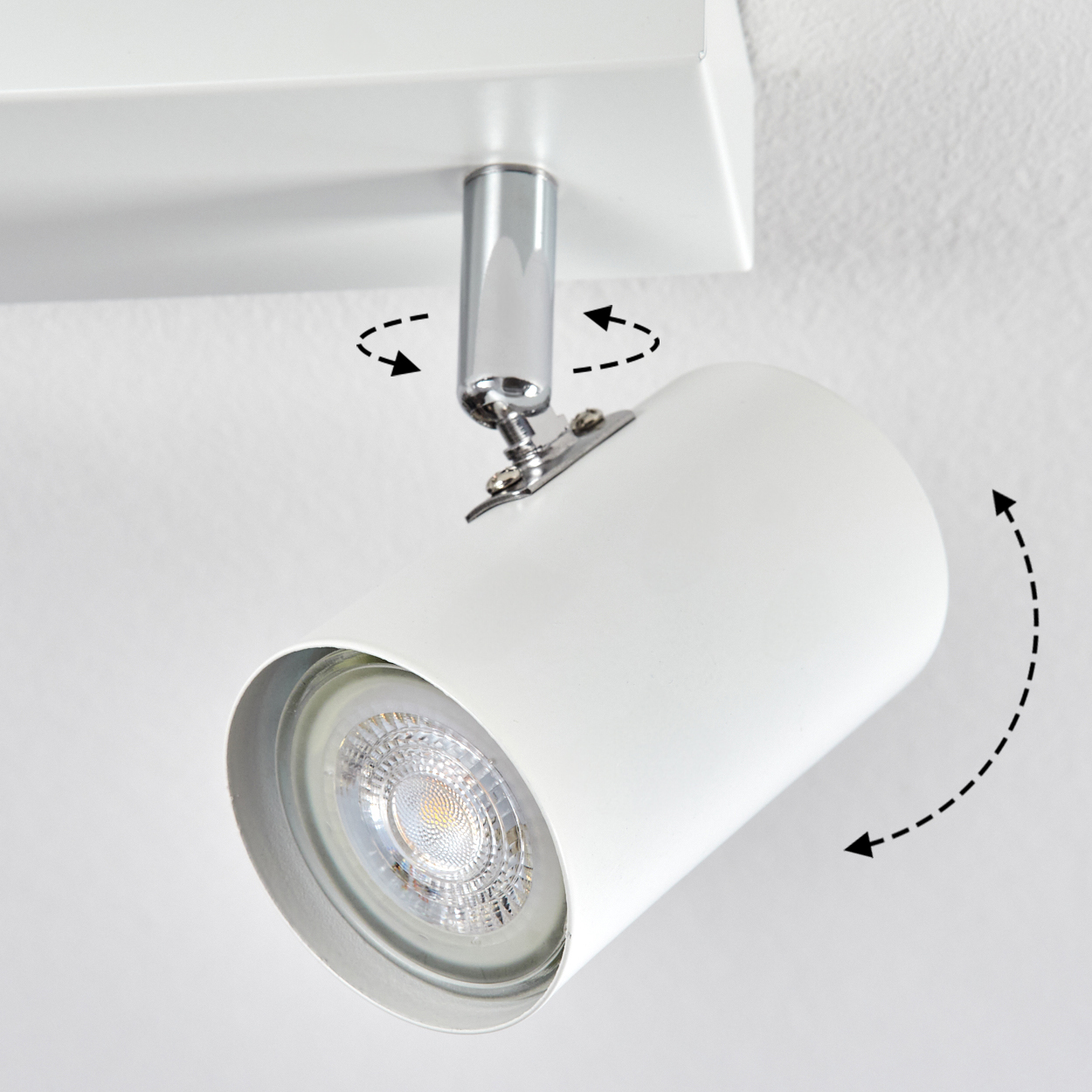 Ein weißer Strahler ist an der Decke montiert. Er ist verstellbar. Das Licht ist an.