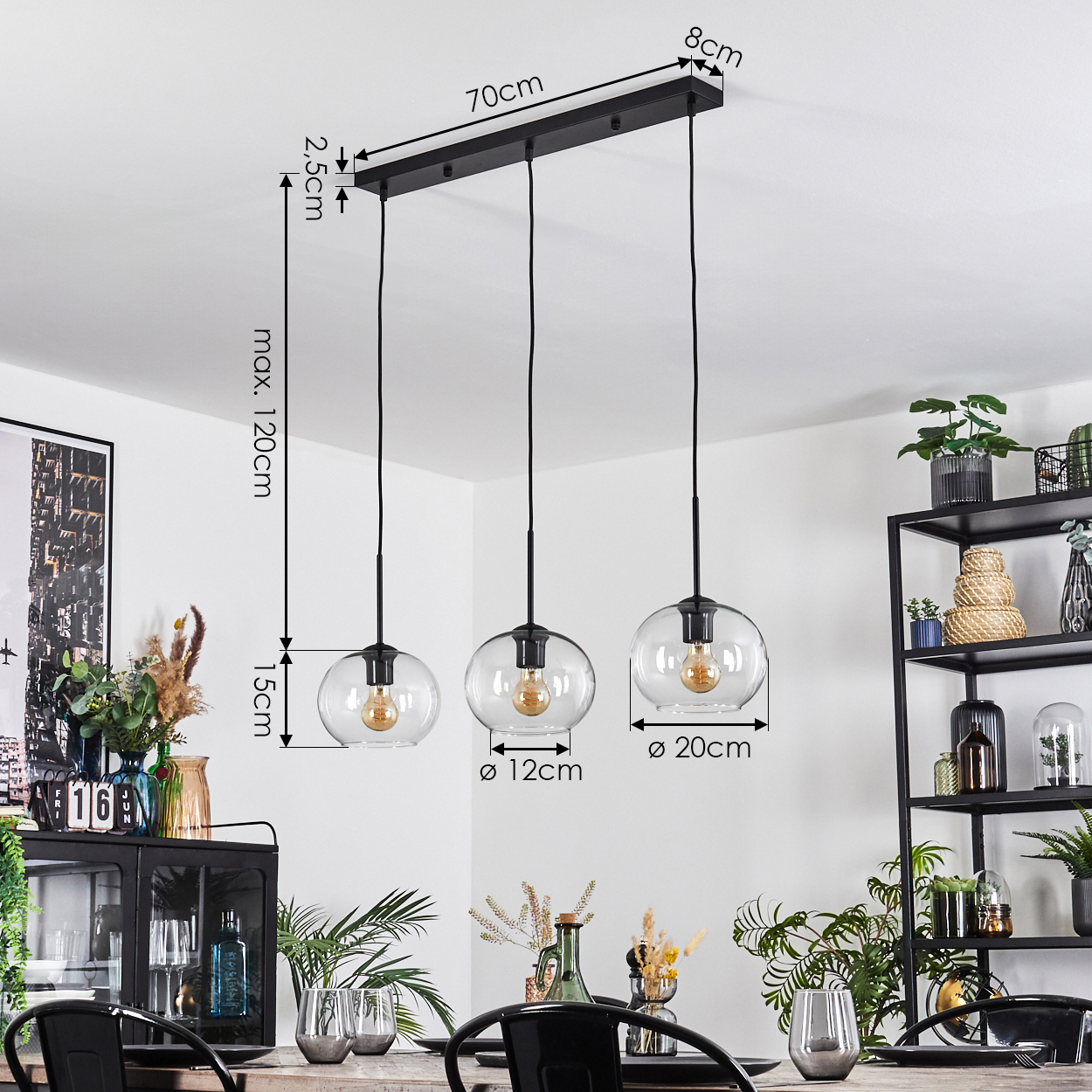 Drei Glaskugel-Pendelleuchten hängen über einem Tisch. Ein Metallregal mit Pflanzen befindet sich im Hintergrund. Abmessungen sind angegeben.