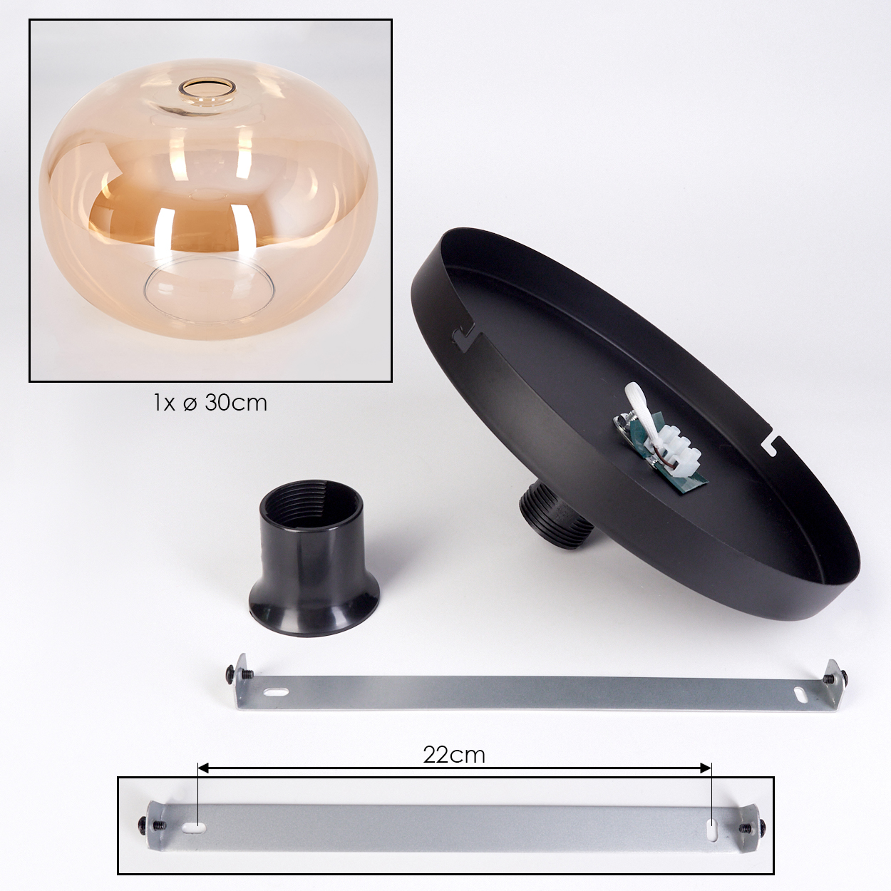 Komponenten der Deckenleuchte: ein beigefarbener Glasschirm, schwarzer Sockel, schwarze Fassung, Metallstange und Lampensockel.