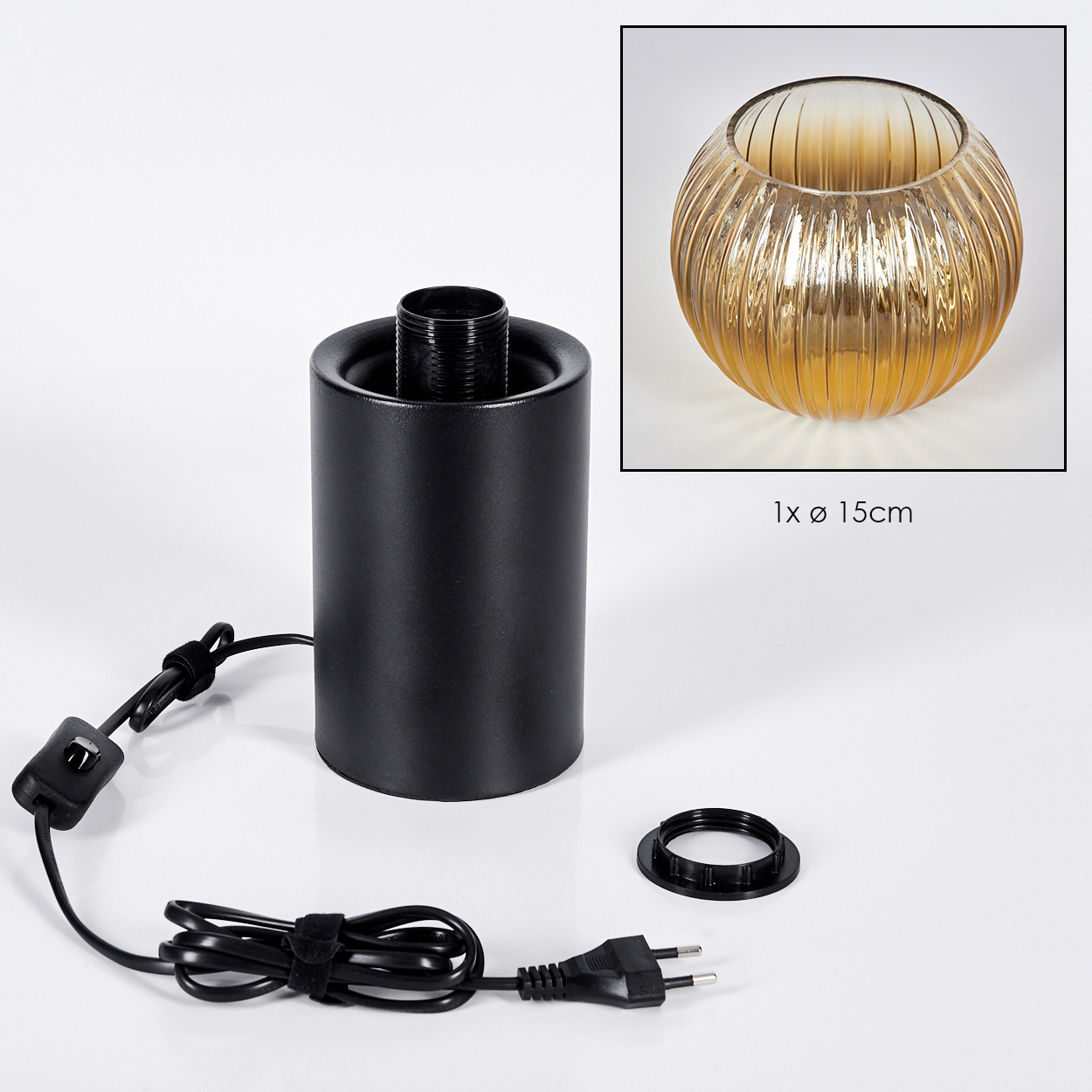 Ein schwarzer Lampensockel, ein Glaslampenschirm und ein Netzkabel mit Stecker auf weißem Untergrund.