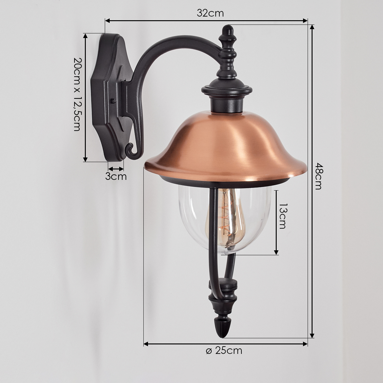Eine Wandleuchte für den Außenbereich mit kupferfarbenem Schirm und klarem Glaskugel. Schwarzer Metallrahmen und -befestigung, mit Zentimetermaßen.