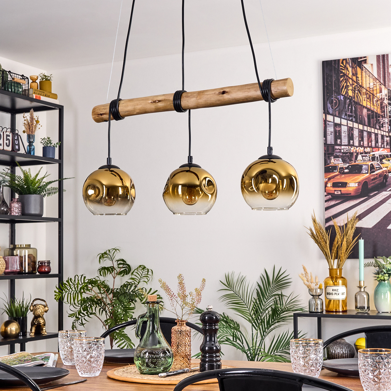 Esszimmer mit Holztisch, Hängelampen, Pflanzen und einem New York City-Bild an der Wand.