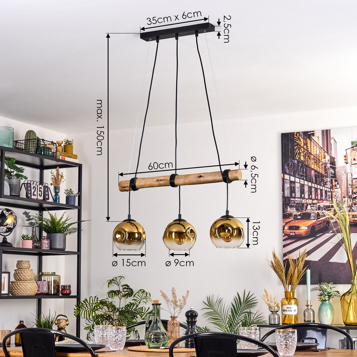 Ein Esszimmer mit Holztisch und schwarzem Metallregal. Über dem Tisch hängt ein Kronleuchter mit drei goldenen Lampen.