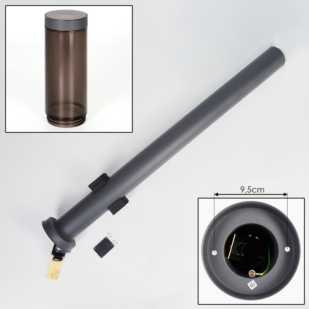 Das Bild zeigt zerlegte Lampenteile: eine dunkelgraue Stange, einen dunklen Zylinder und eine Basis mit Verkabelung. Die Basis ist 9,5 cm breit.