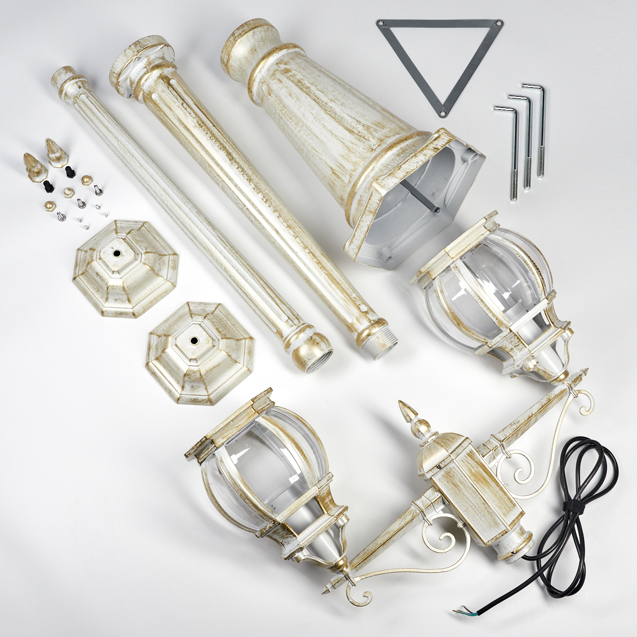 Zerlegte weiße und goldene Lampenteile auf weißem Hintergrund. Enthält Pfosten, Lampen, Sockel und Hardware.