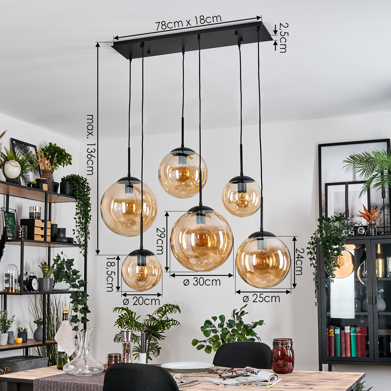 Ein modernes Esszimmer mit einem schwarzen Kronleuchter mit sechs bernsteinfarbenen Glaskugeln. Maße sind angegeben.