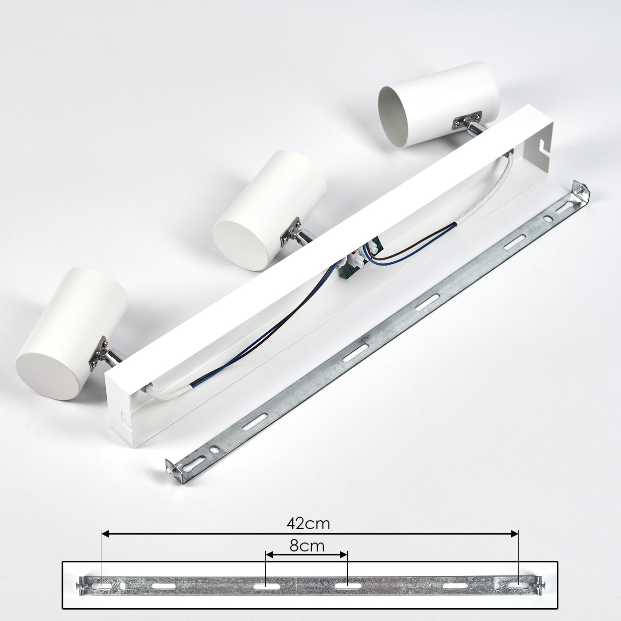 Eine weiße Drei-Punkt-Leuchte mit Montagehalterung. Abmessungen sind beschriftet: 42 cm und 8 cm. Drähte sind sichtbar.