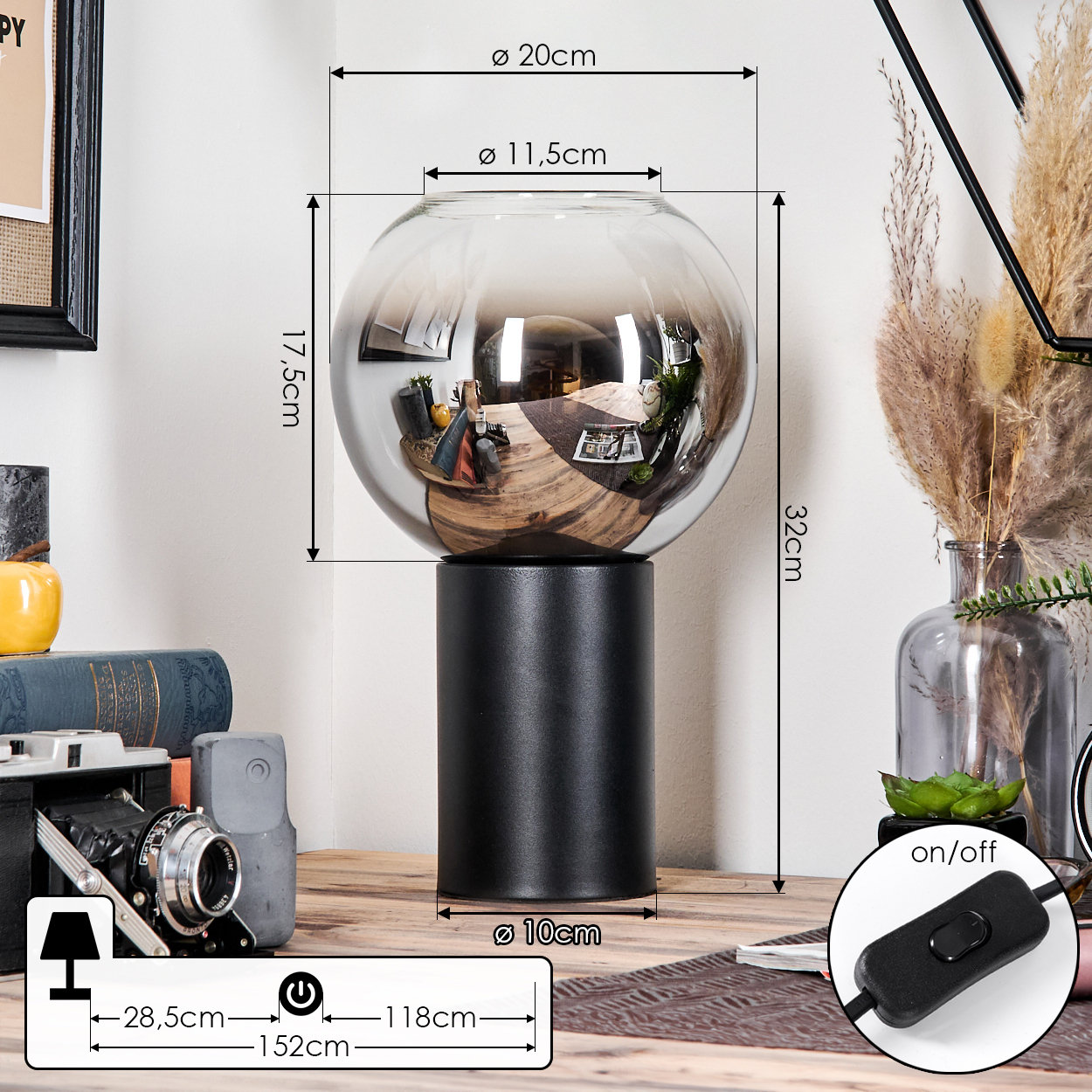 Eine moderne Lampe mit kugelförmigem Glasschirm auf schwarzem Sockel. Die Szene umfasst eine Kamera, Bücher und Dekorationselemente.