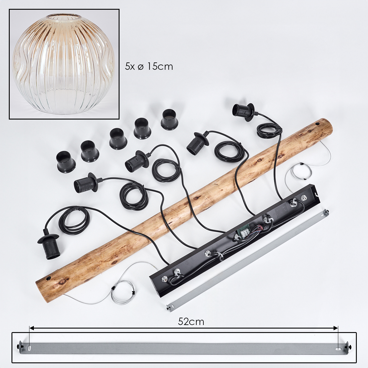 Komponenten einer Deckenlampe: Holzbalken, schwarze Fassungen, Glasschirm, Metallrahmen, Drähte. Alles auf weißer Oberfläche.